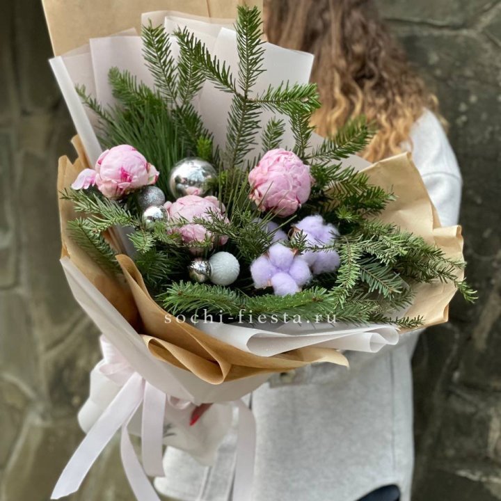 Новогодний букет с пионами  в Уфе