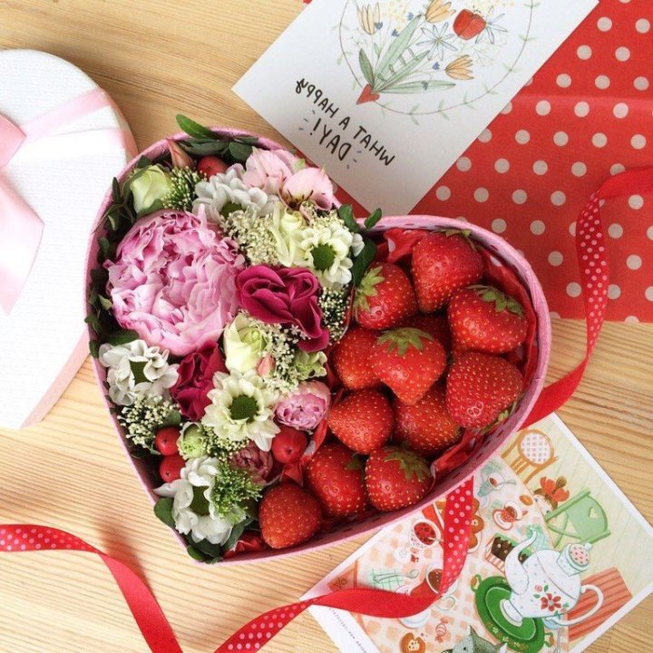 Бокс с клубникой и цветами в Уфе