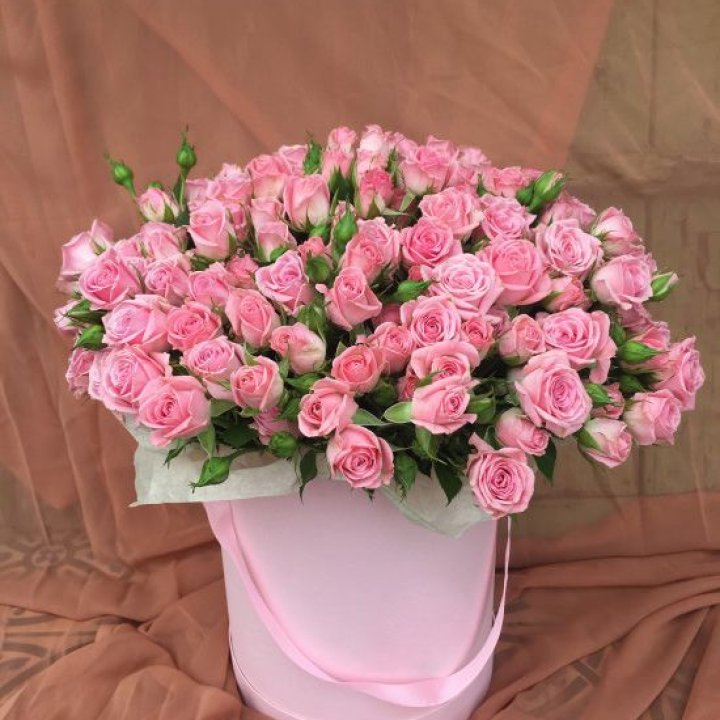 Кустовые розы в коробке в Уфе