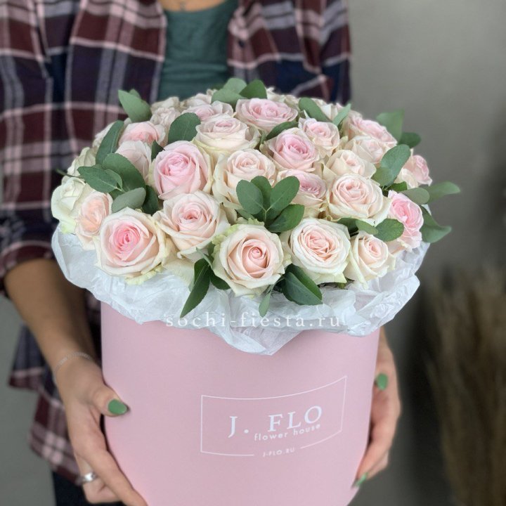 35 розовых роз в цилиндре в Уфе