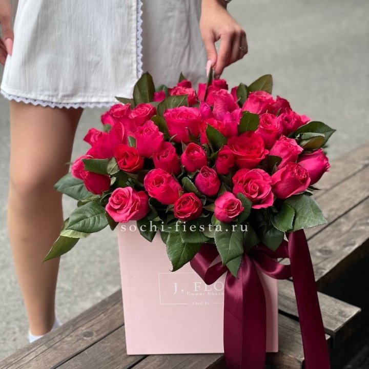 55 алых роз в кубе в Уфе