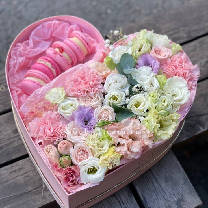 Бокс-сердце с макарон "Пинк" в Уфе