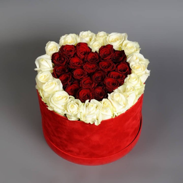 39 красных и белых роз в цилиндре в Уфе