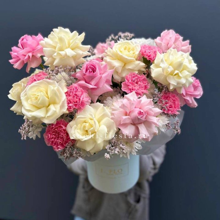 Коробка французских роз и диантусов "Бони" в Уфе