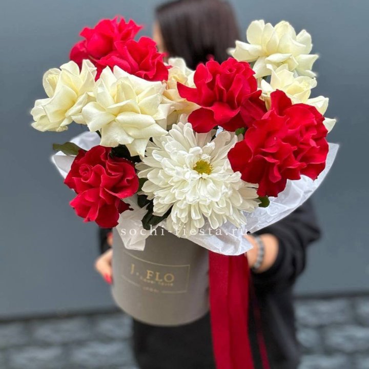 Французские розы с хризантемой в боксе в Уфе