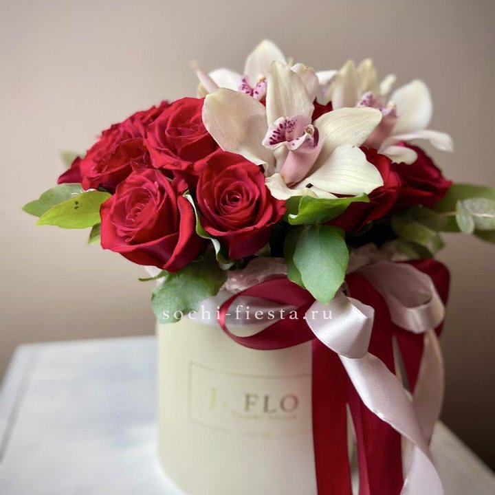 Розы и орхидеи в боксе в Уфе