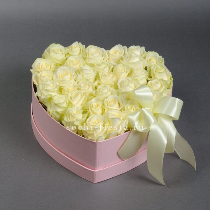 35 белых роз в коробке "Сердце" в Уфе
