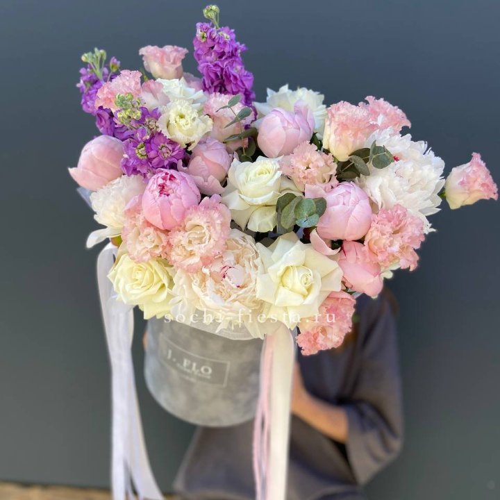 Дизайнерский цилиндр с пионами "Ривьера" в Уфе