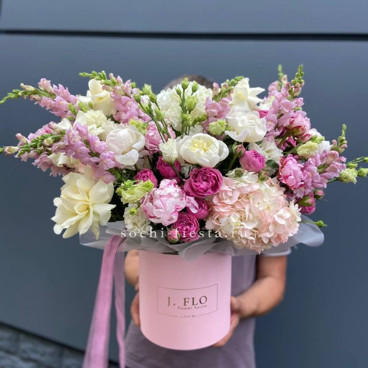 Дизайнерский цилиндр с пионами "Саманта" в Уфе