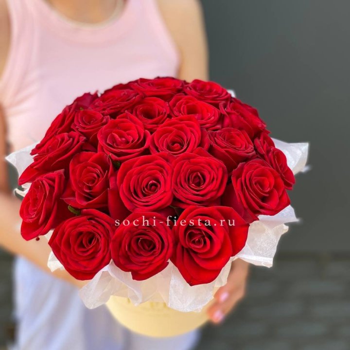Красные розы в цилиндре в Уфе