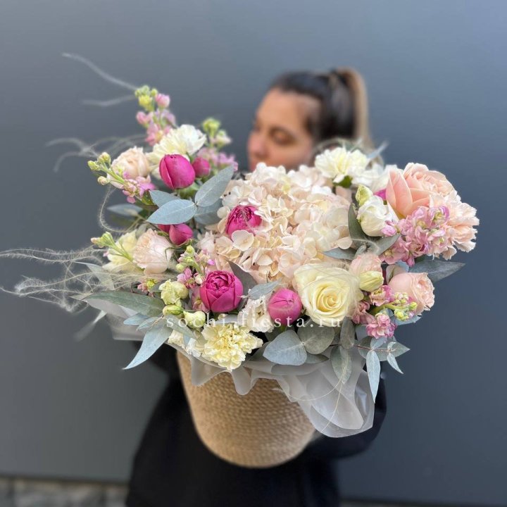 Цветочная композиция в джутовом боксе  в Уфе