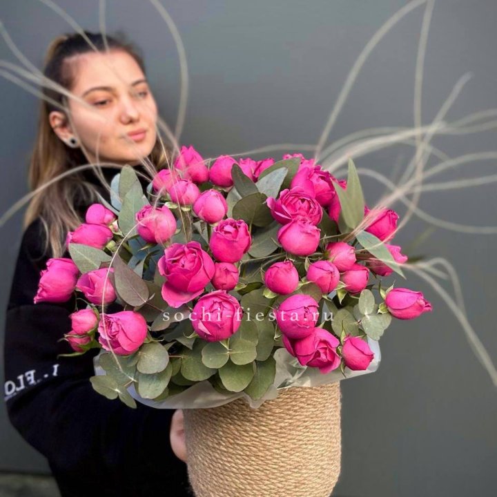 Пионовидные розы Мисти Бабблс в джутовом кашпо в Уфе