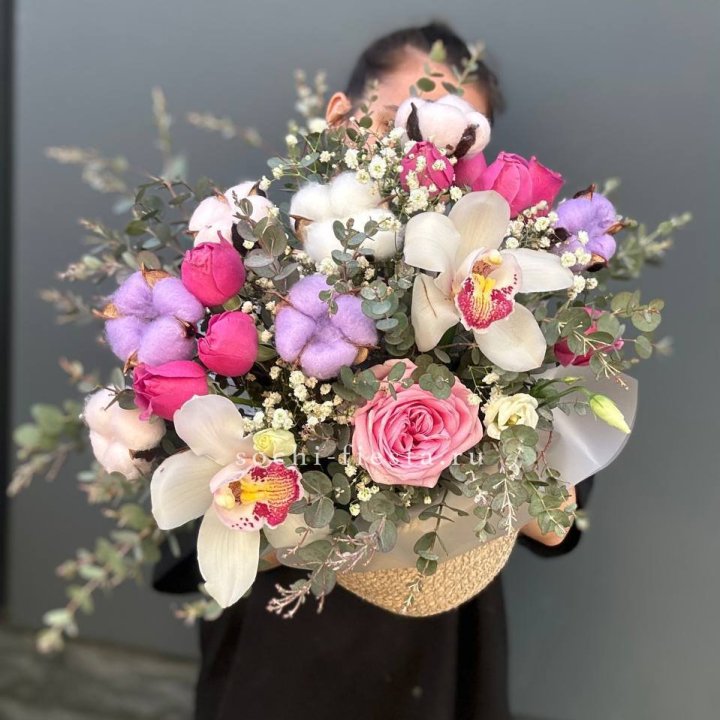 Орхидея и розы в джутовом кашпо в Уфе