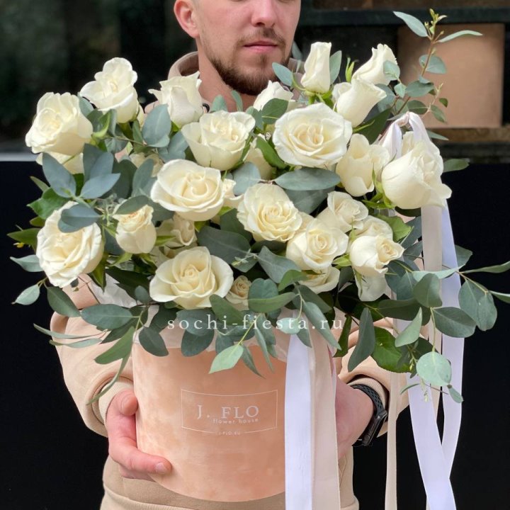 41 белая роз в бархатном боксе в Уфе