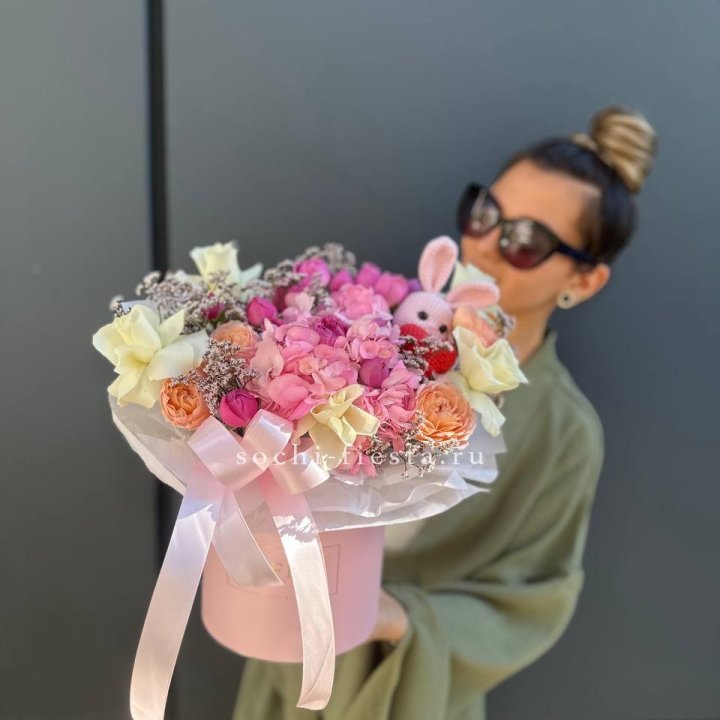 Дизайнерский цилиндр с игрушкой "Лола" в Уфе