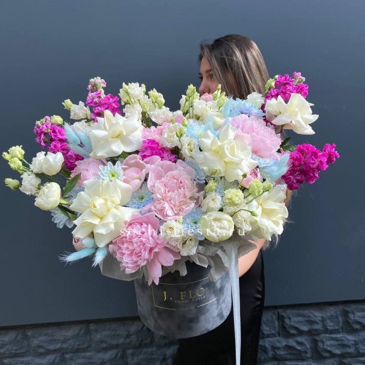 Дизайнерский цилиндр "Пионы гарден" в Уфе