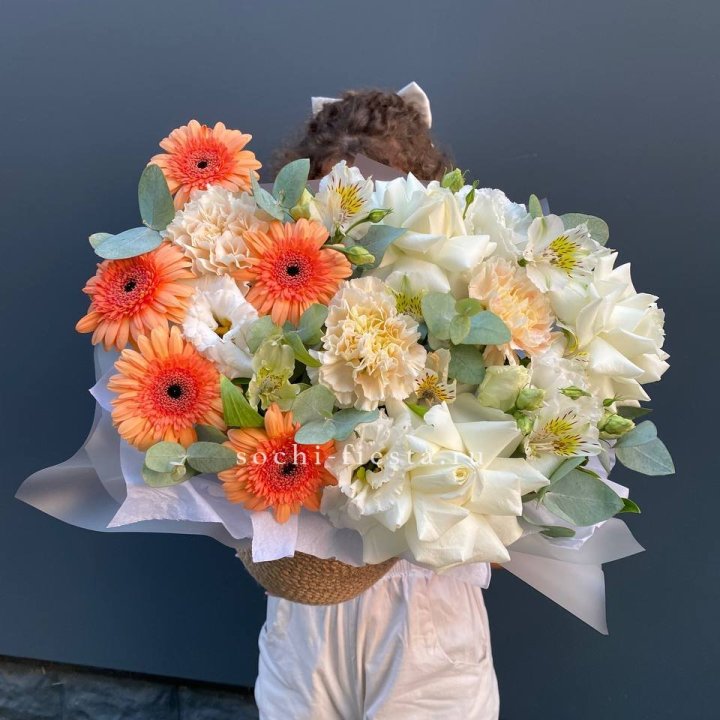 Розы и герберы в джутовом кашпо "Георгино" в Уфе