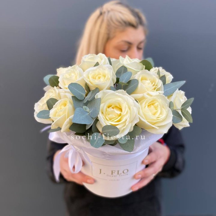 15 белых роз в боксе в Уфе