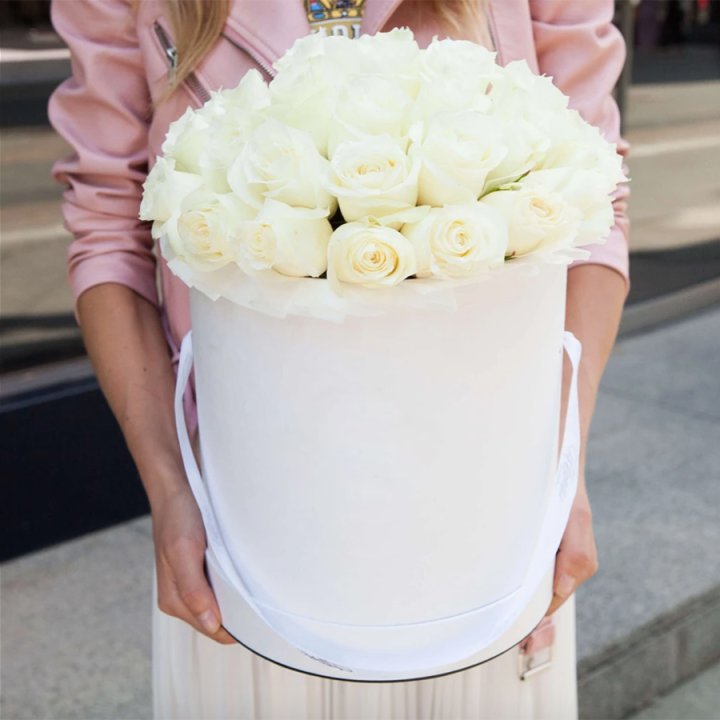 35 белых роз в цилиндре в Уфе