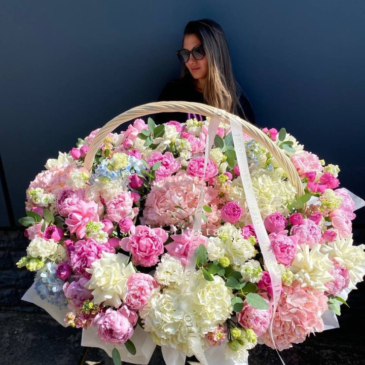 Цветочная корзина из пионов и пионовидных роз "Перфекте" в Уфе