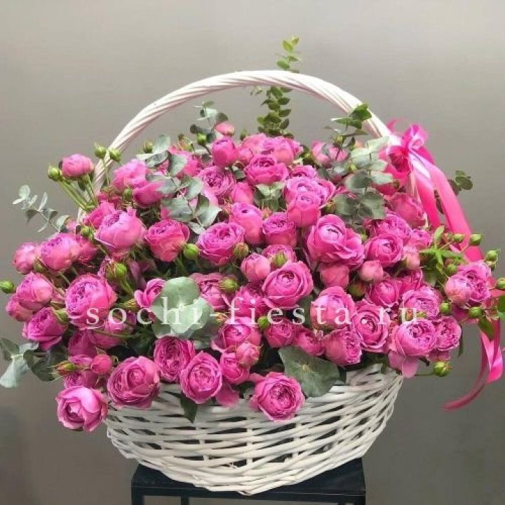 65 пионовидных кустовых роз в корзине в Уфе