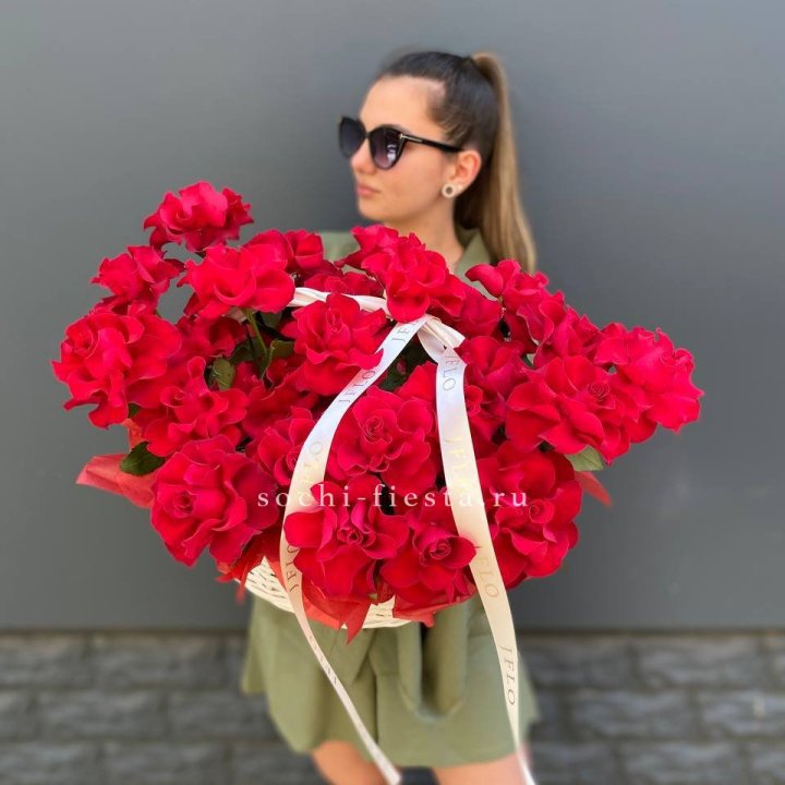 Красные французские розы в корзине в Уфе