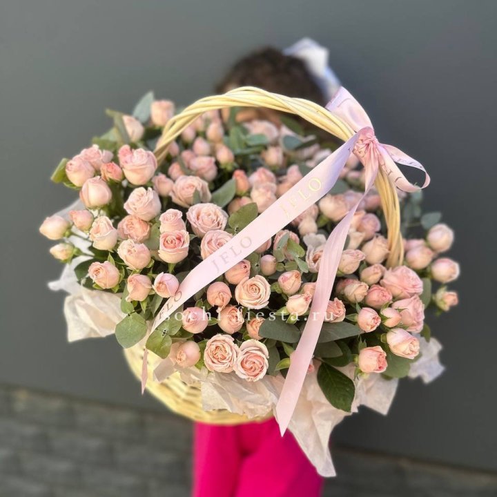 Корзина кустовых пионовидных роз в Уфе