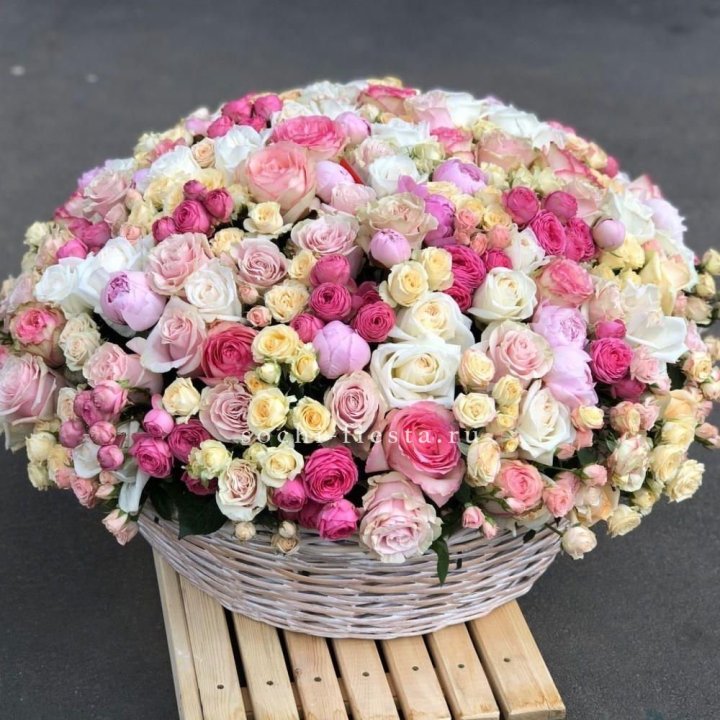 Цветочная корзина из пионов и пионовидных роз "Юниверсити" в Уфе