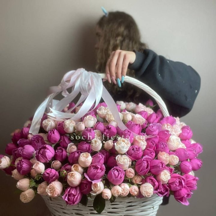 Премиум корзина пионовидных кустовых роз в Уфе