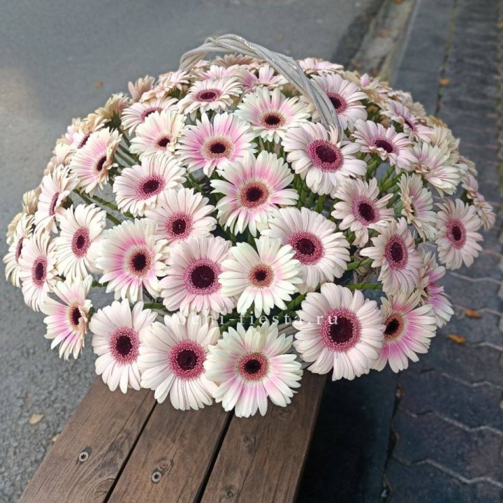 Корзина с герберами  в Уфе