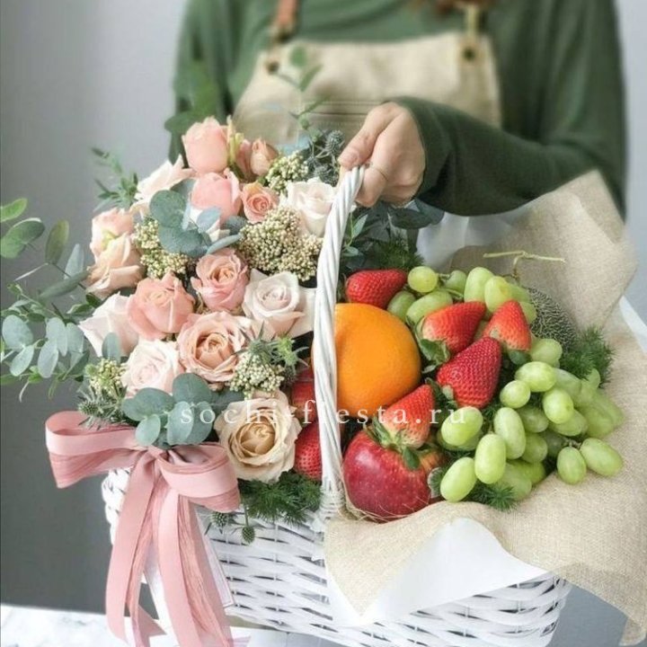 Фруктовая корзина c цветами в Уфе