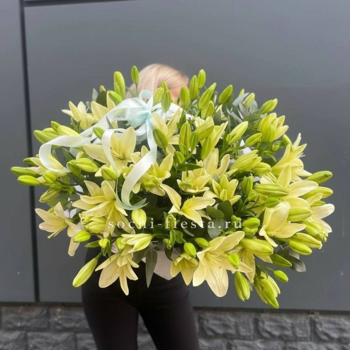 Лилии в корзине в Уфе