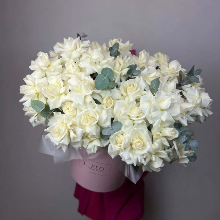 37 белых роз в боксе в Уфе