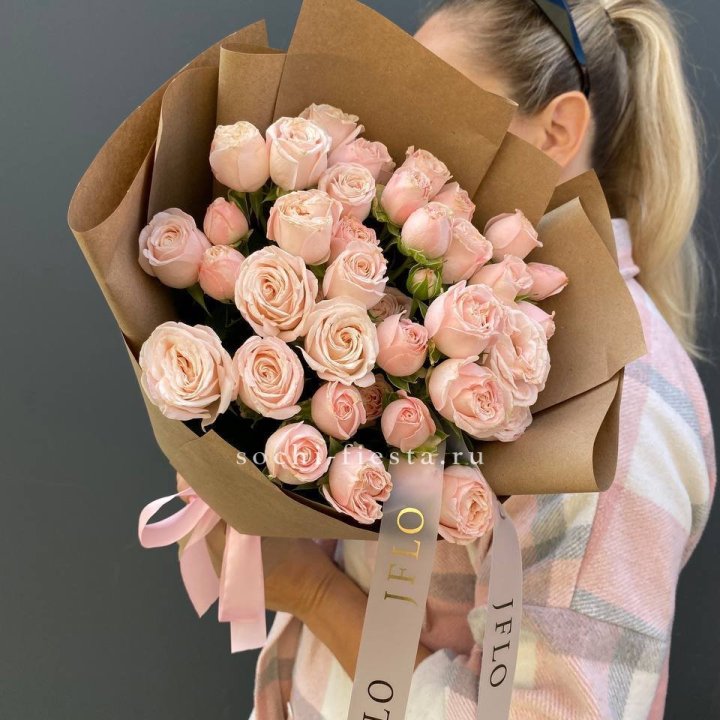 Кустовые розы Бомбастик в крафте в Уфе