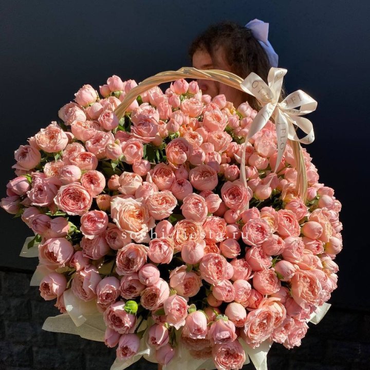 Корзина из пионовидных роз в Уфе
