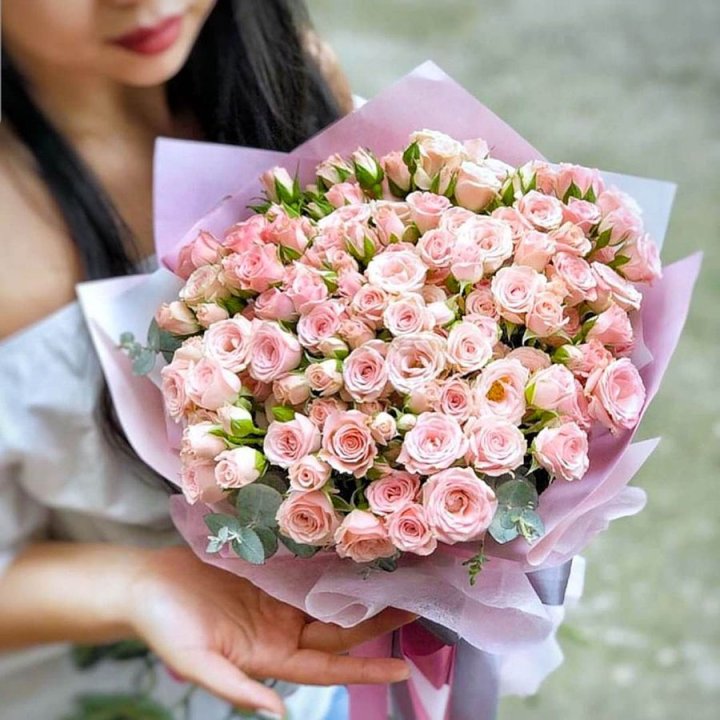 Кустовые розы с эвкалиптом в Уфе