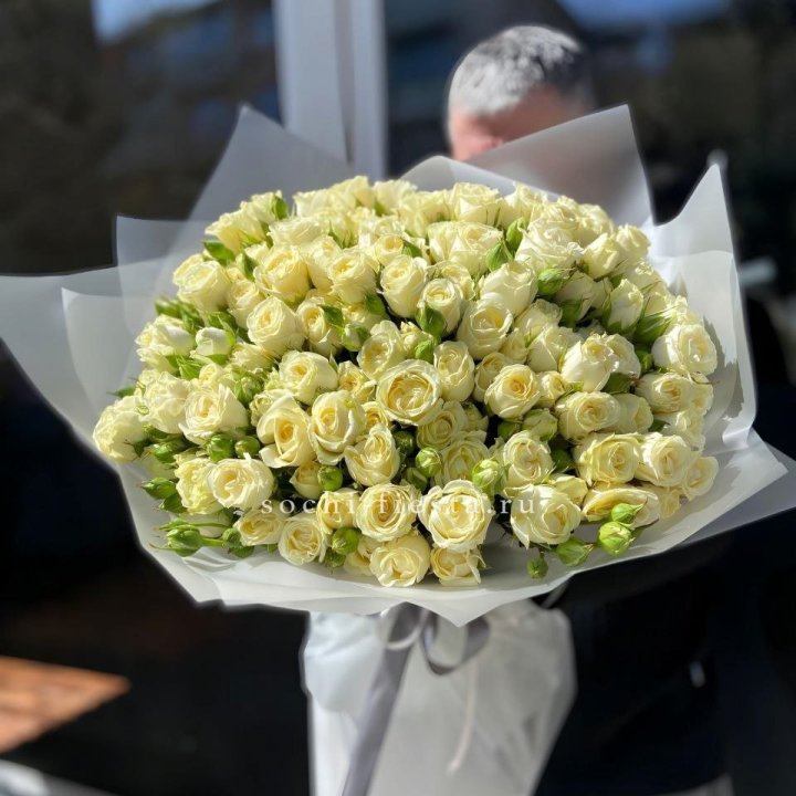 Белые кустовые розы 31 шт в Уфе
