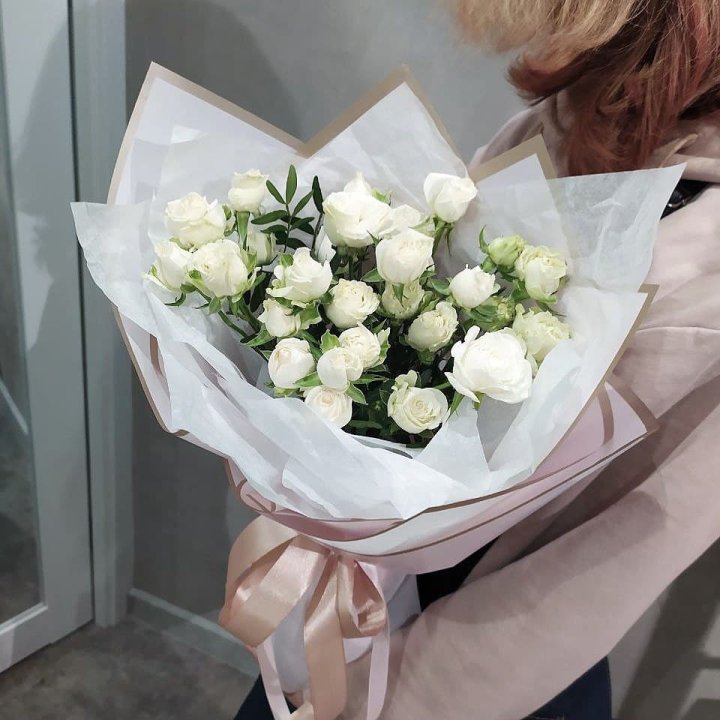 Белоснежные кустовые розы в Уфе