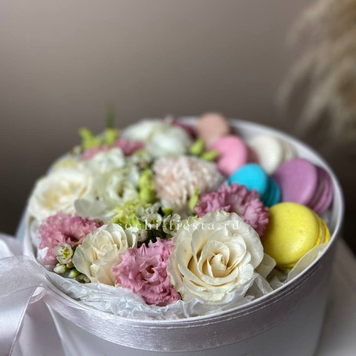 Цветы в цилиндре с макаронс "Прованс" в Уфе