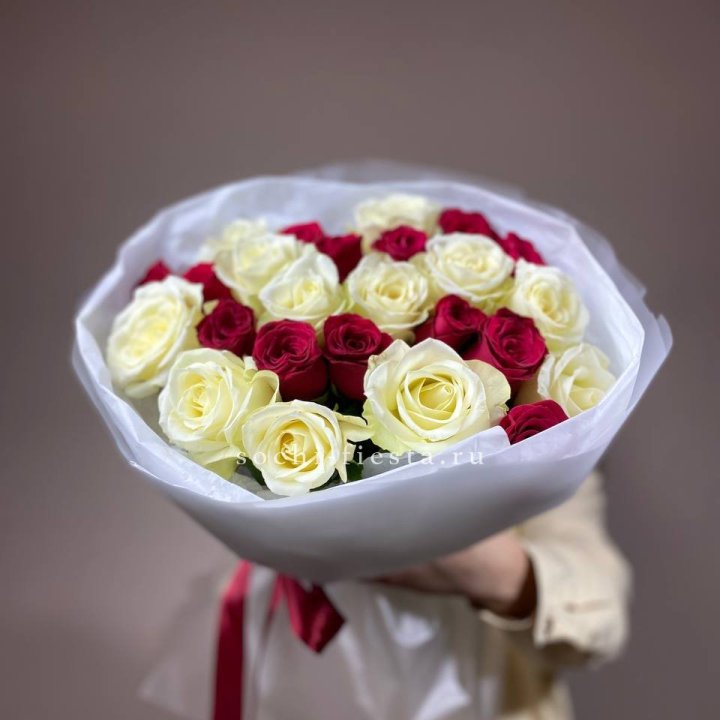 Букет их красных и белых 25 роз в Уфе