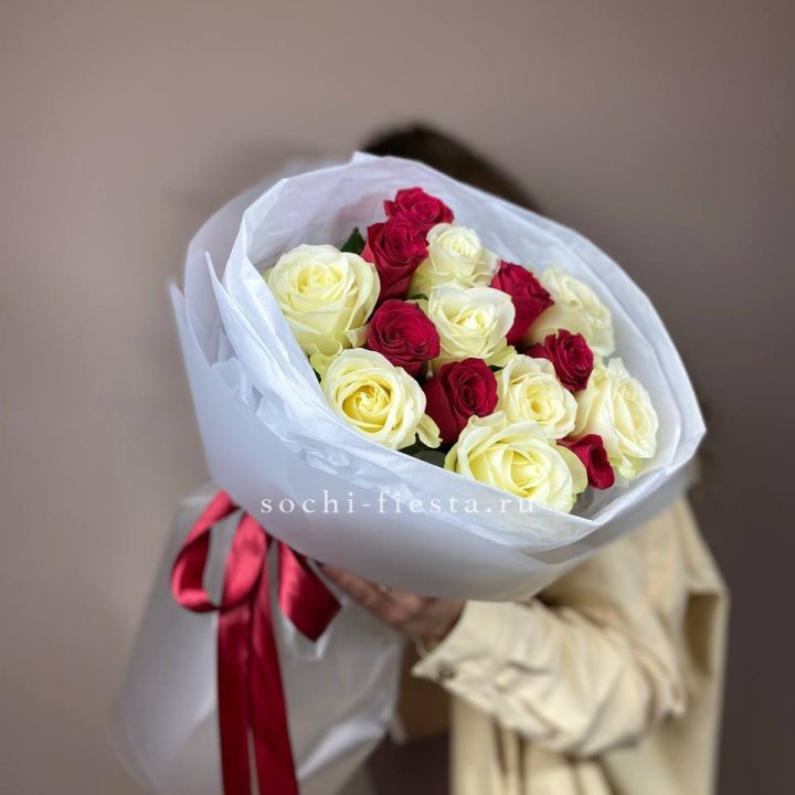 Букет из красных белых 15 роз в Уфе