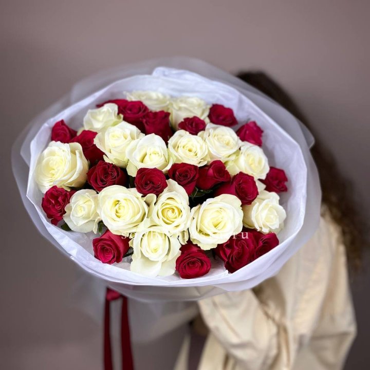Букет из красных белых 35 роз в Уфе