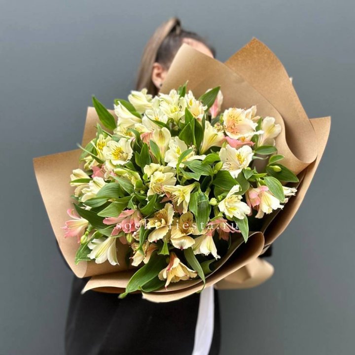 Букет альстромерий в крафте в Уфе