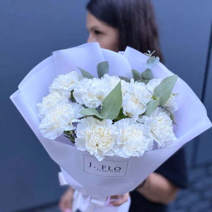 Букет белых диантусов с эвкалиптом в Уфе