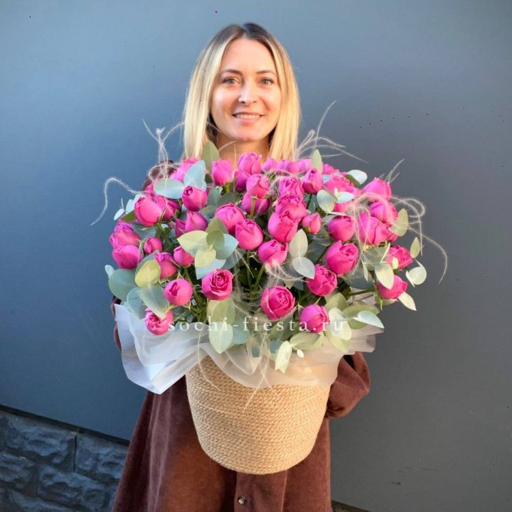 Пионовидные розы  в джутовом кашпо  в Уфе