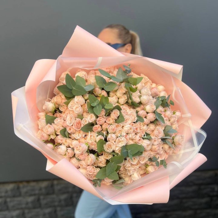 101 кустовая роза с эвкалиптом в Уфе