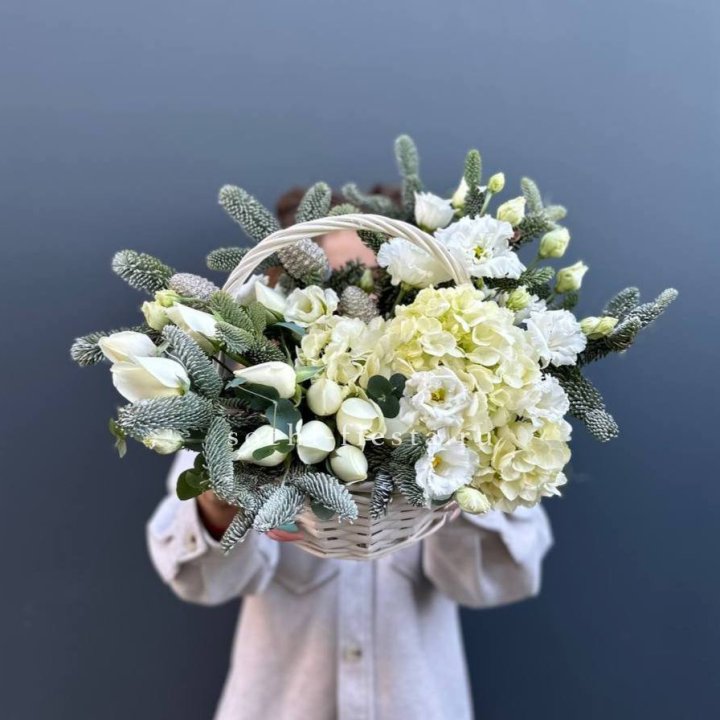 Новогодняя корзина с цветами в Уфе