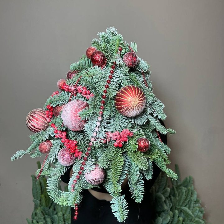 Ёлка красная в Уфе