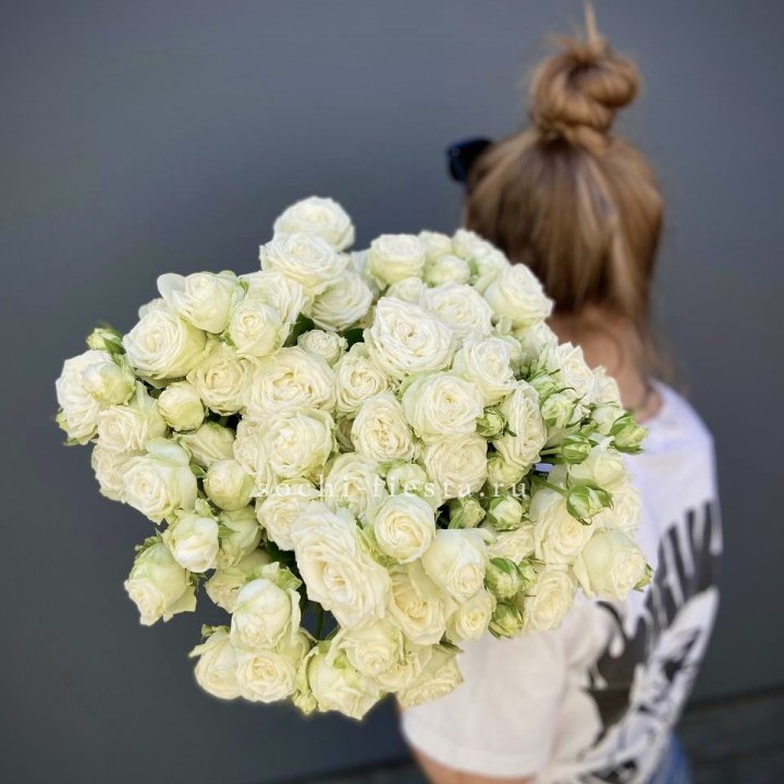 Охапка кустовых роз бомбастик  в Уфе