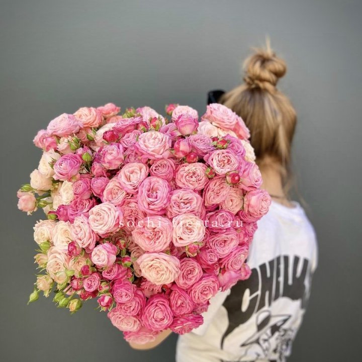 Охапка кустовых роз бомбастик пинк в Уфе